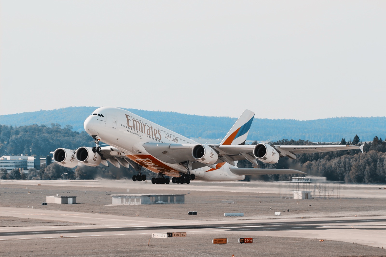 Emirates A380 beim Start am Flughafen Kloten