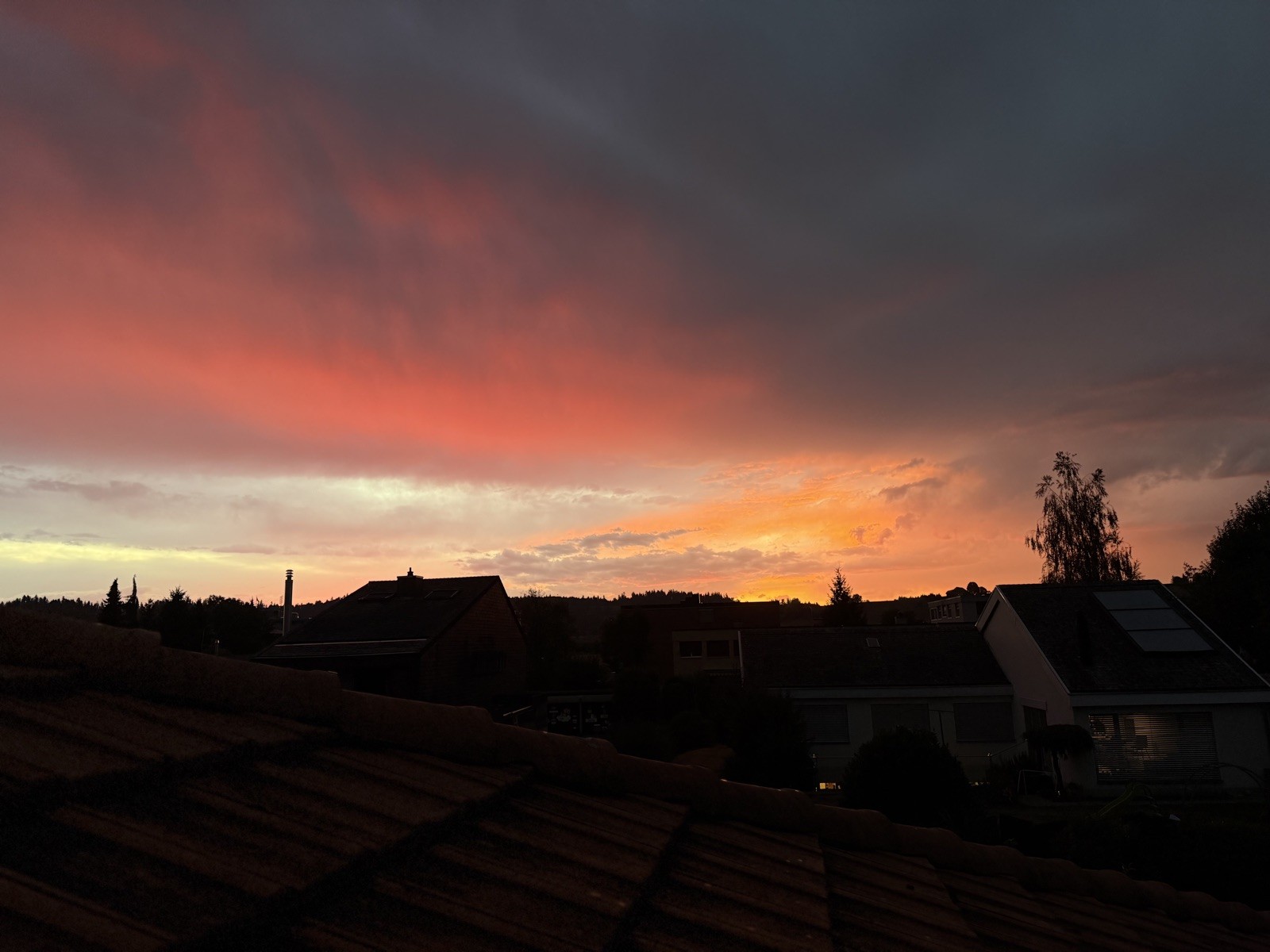 Glühend roter Abendhimmel über Sumiswald