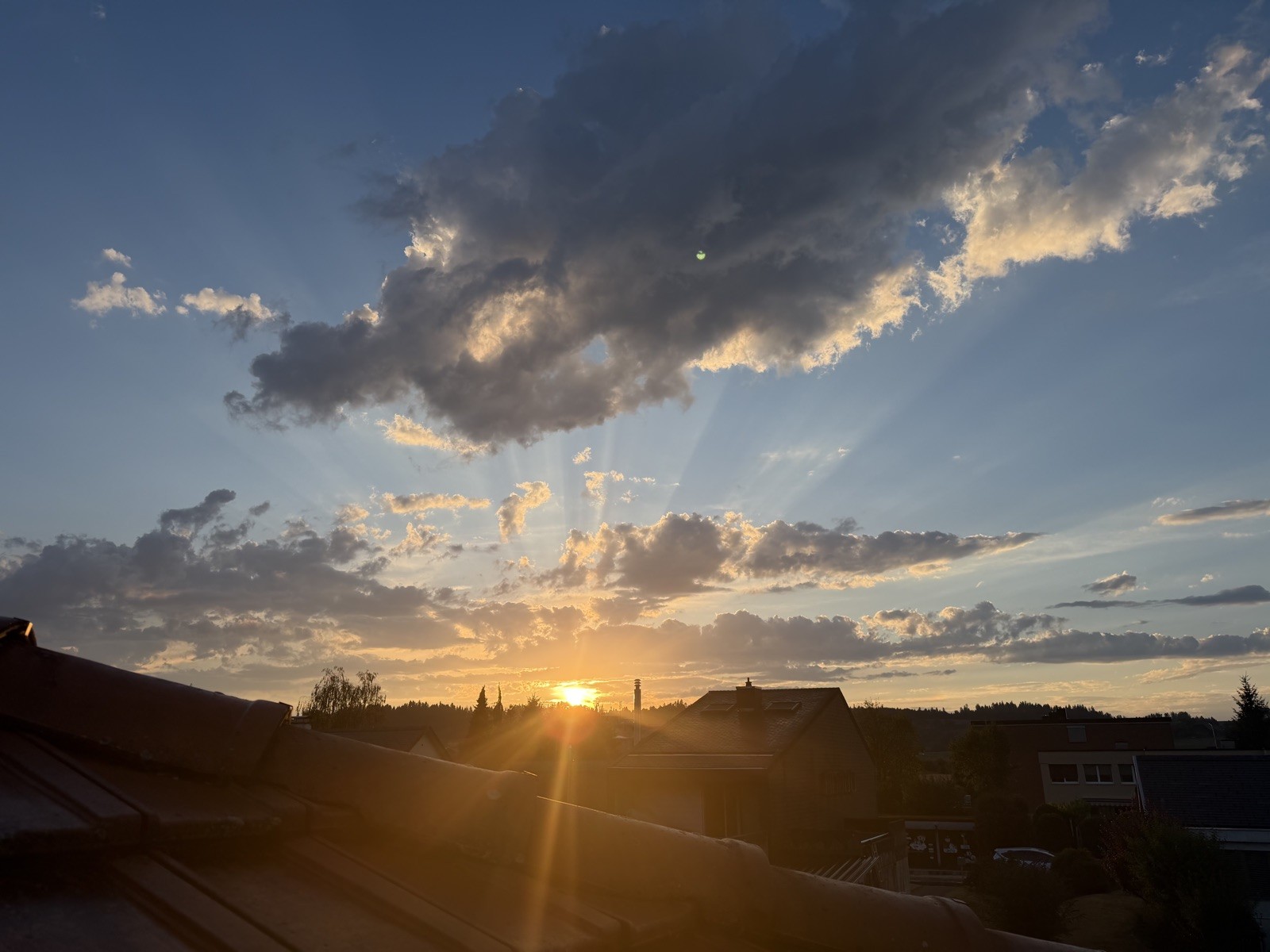 Sonnenstrahlen brechen bei Sonnenuntergang durch die Wolken