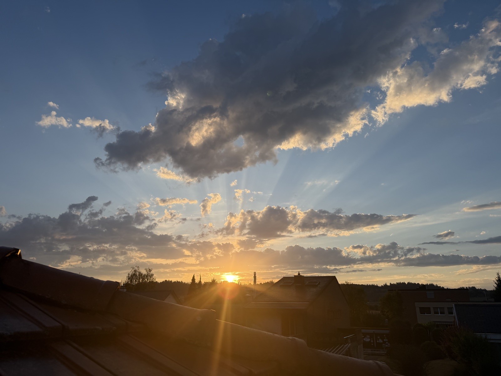 Abendsonne mit Strahlen über Sumiswald
