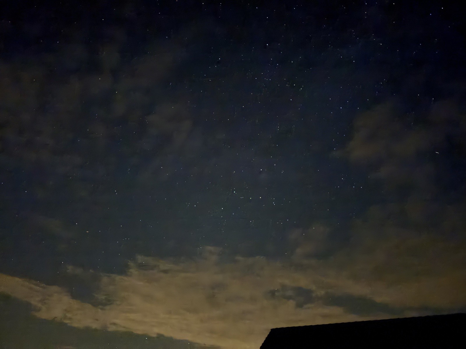 Sternenhimmel mit Wolken über dem Emmental